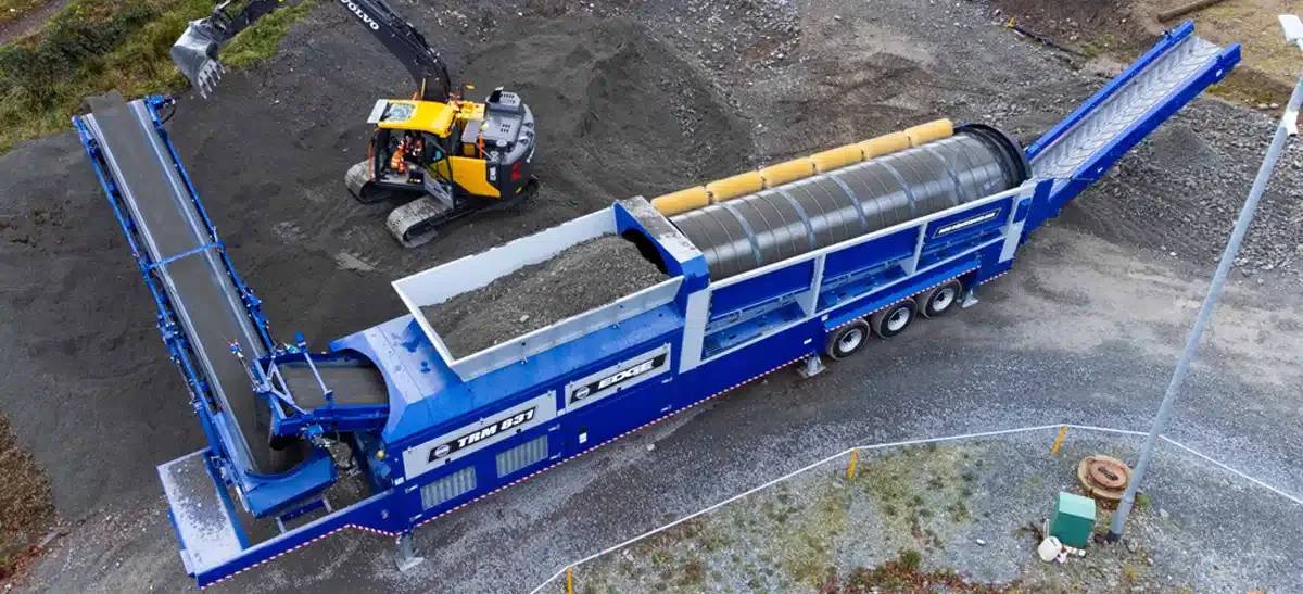 edge trommel separating dirt and gravel